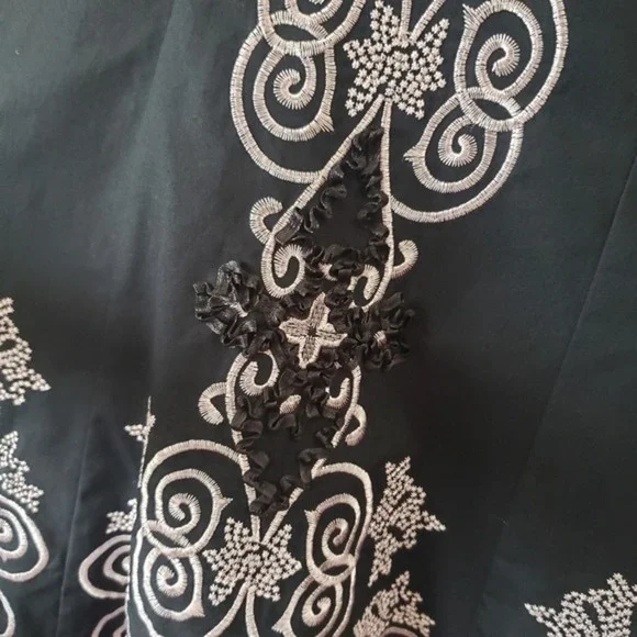 Sunny Leigh Full Midi Skirt Black With Embroidered‎ Light Pink Design Size 8 - Picture 10 of 10